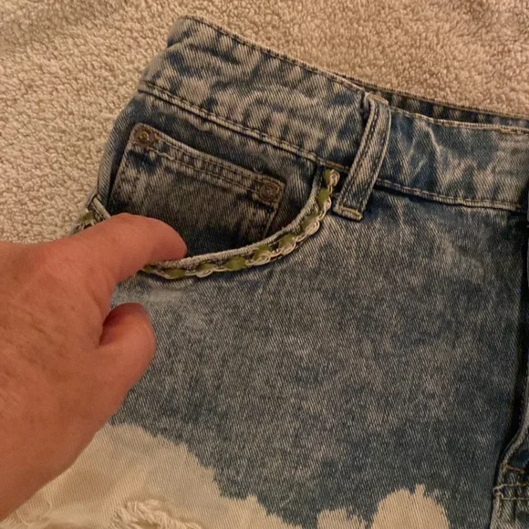 Free People women’s Dip Dye The Ombré fabulous jean shorts w/ embroidery - Picture 5 of 12